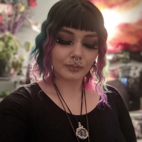 Meet your Posher, Emily (: ✨ - Picture 4 of 8